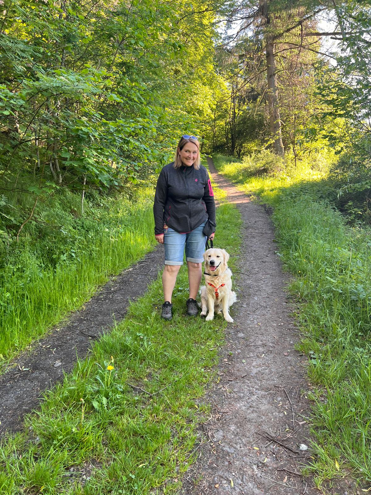 Notizbuch und Tee in gemütlicher Atmosphäre